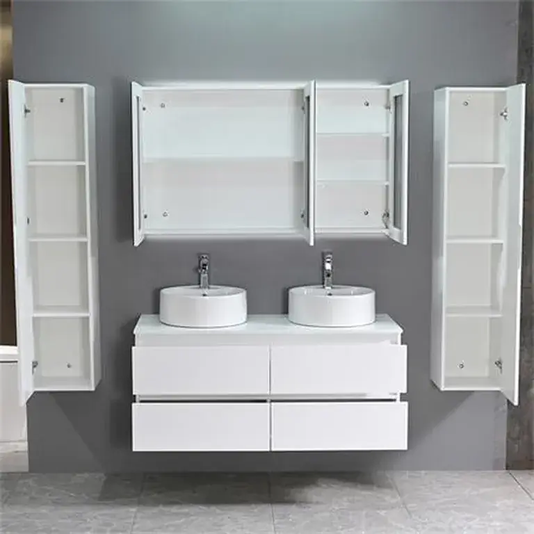 Interior del mueble de baño suspendido con doble lavabo y columnas auxiliares abiertas