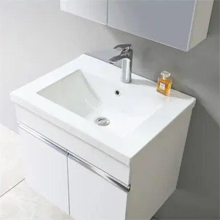 Detalle interior de mueble de baño suspendido 60 cm con dos puertas y almacenaje