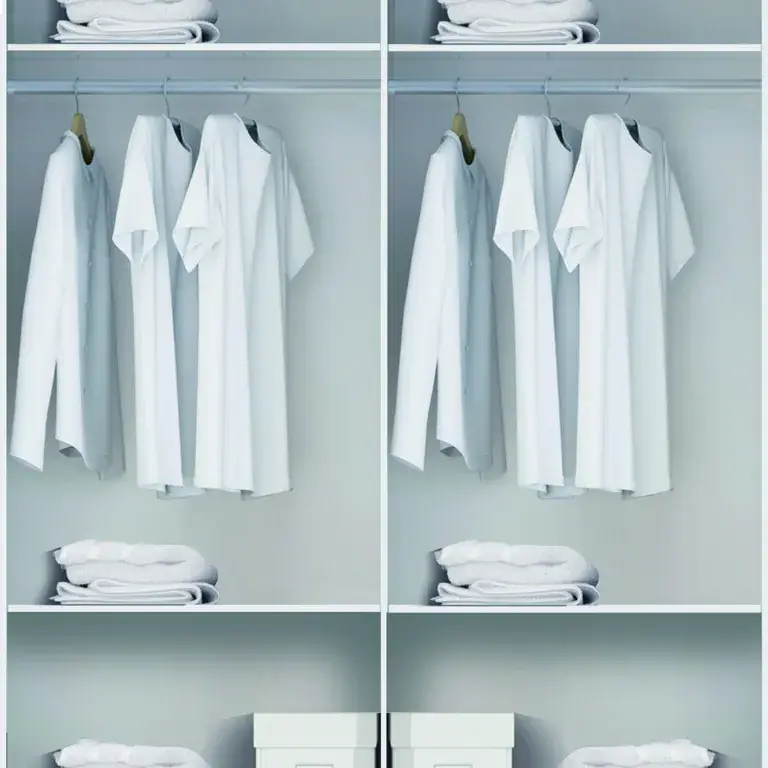 Detalle interior del armario corredero 2 puertas 182 cm con barras para colgar y estantes