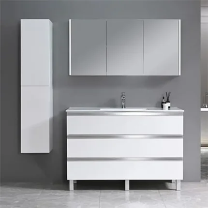 Conjunto de baño completo blanco 120 cm instalado en baño principal Serie Alma Benotti