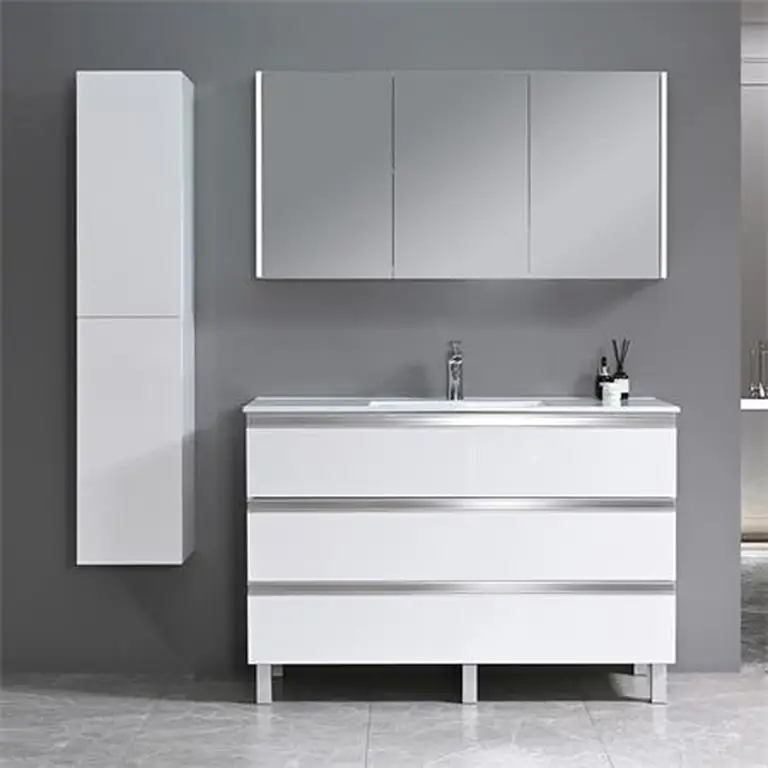 Conjunto de baño completo blanco 120 cm instalado en baño principal Serie Alma Benotti