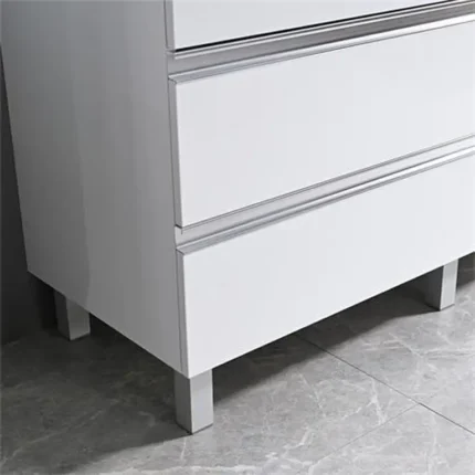 Detalle del acabado blanco en mueble de baño Serie Alma Benotti 120 cm