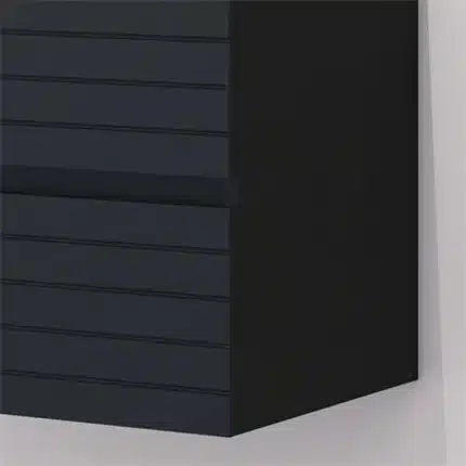 Detalle del frontal estriado en negro mate del mueble de baño suspendido Carmine Benotti 80 cm