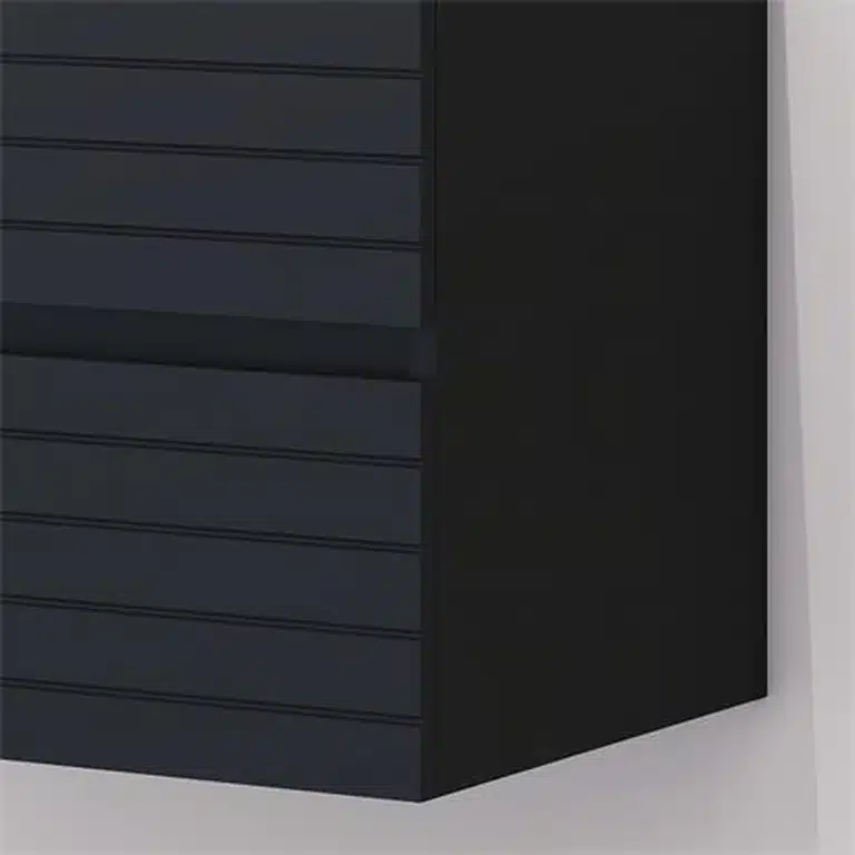 Detalle del frontal estriado en negro mate del mueble de baño suspendido Carmine Benotti 80 cm