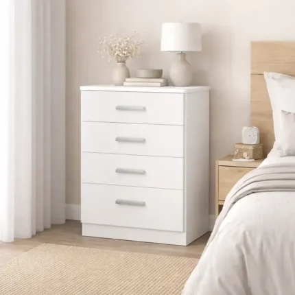 Cómoda blanca compacta de 4 cajones GP.030 en ambiente de dormitorio luminoso