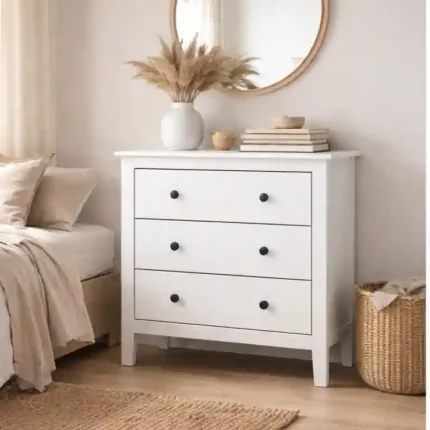 ómoda de madera maciza 3 cajones blanca en dormitorio luminoso