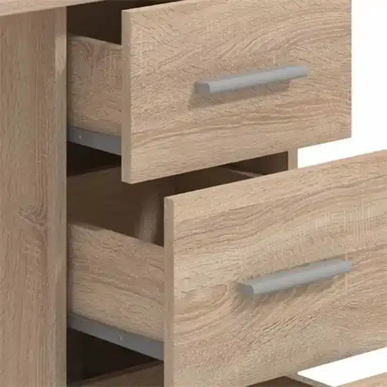 Detalle de los cajones y tiradores plata de la mesa de estudio Leo
