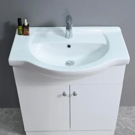 Detalle del frente blanco del mueble Aroa