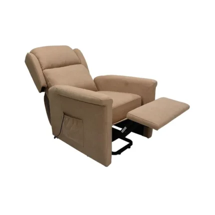 Sillón Malta beige en posición reclinada con reposapiés extendido
