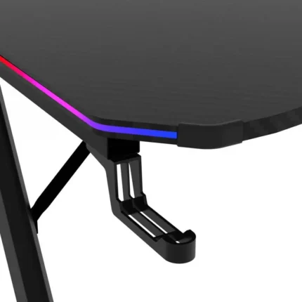Detalle del borde RGB y del gancho para auriculares de la TB650